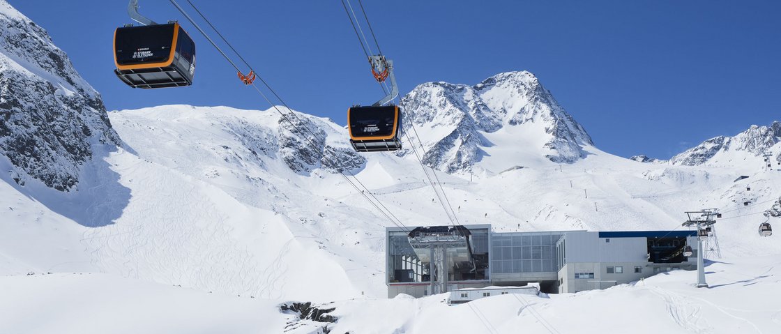Your unforgettable ski holiday in Stubaital Cable cars over snow-covered mountains under clear blue sky