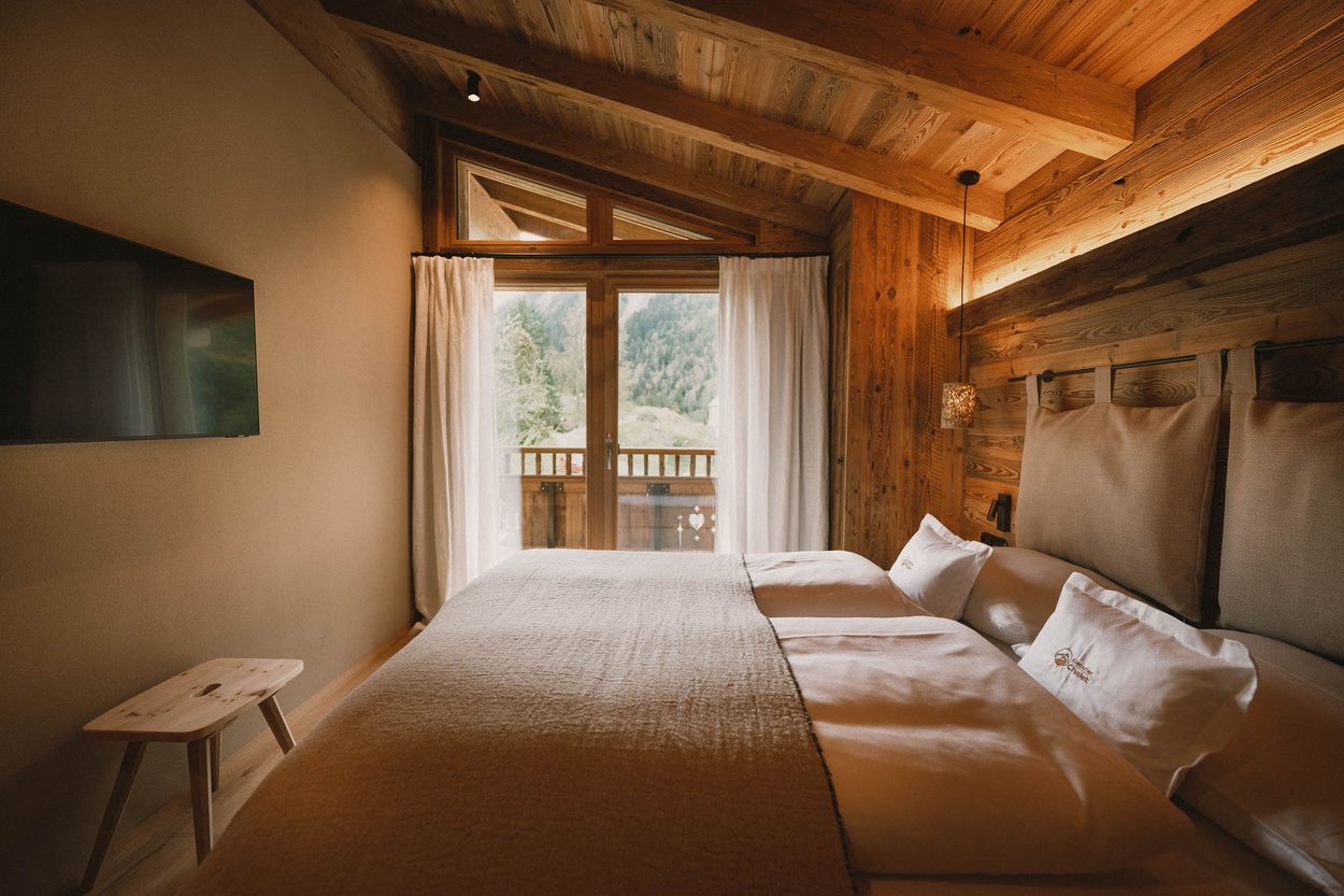 Schlafzimmer mit Balkon und Bergblick